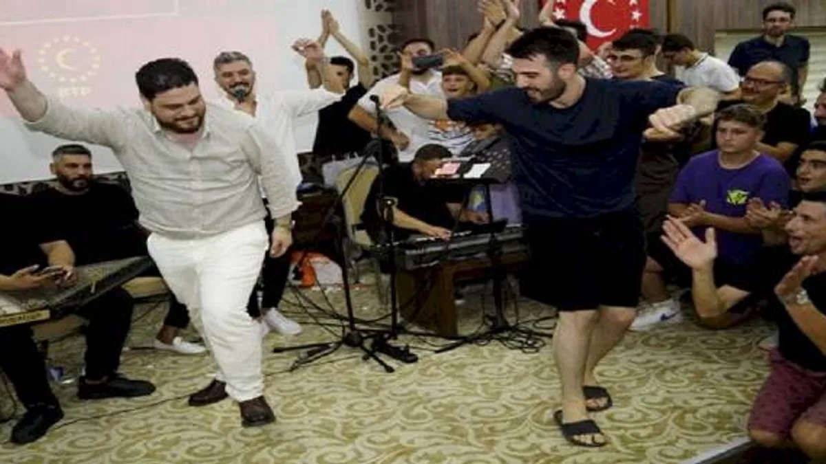 BTP lideri Hüseyin Baş gençlerle şarkı söyledi