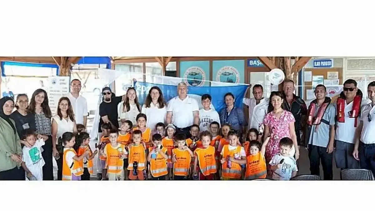 Setur Marinaları'nın su üstü temizlik robotu Smartium Clean, "Mavi Yarınlar" projesi için denize indi