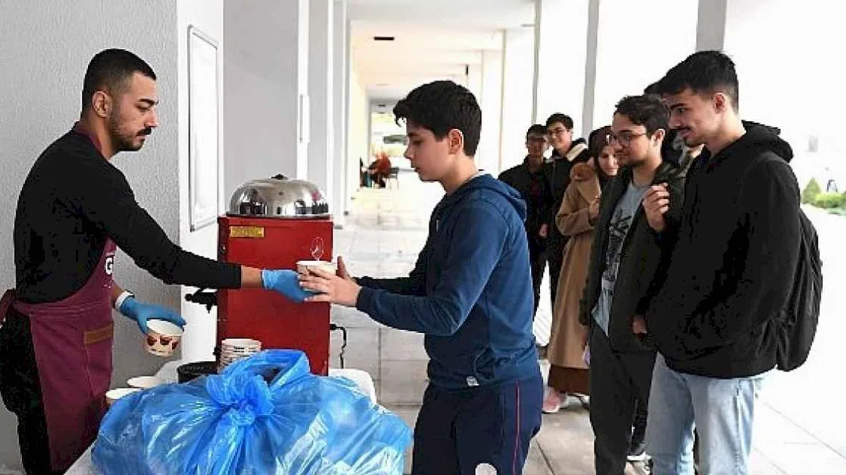 Osmangazi Belediyesi'nden ders çalışan öğrencilere ücretsiz çorba ikramı
