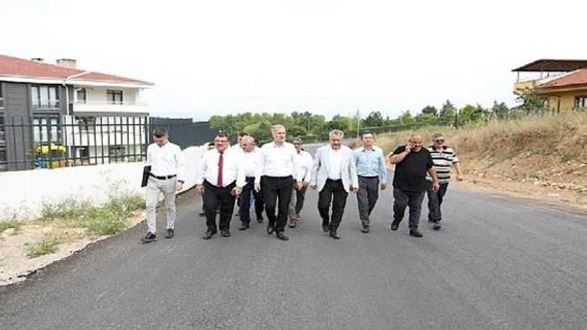 Yeniceköy Mahallesinde Yol Kaplama Çalışmaları Sürüyor