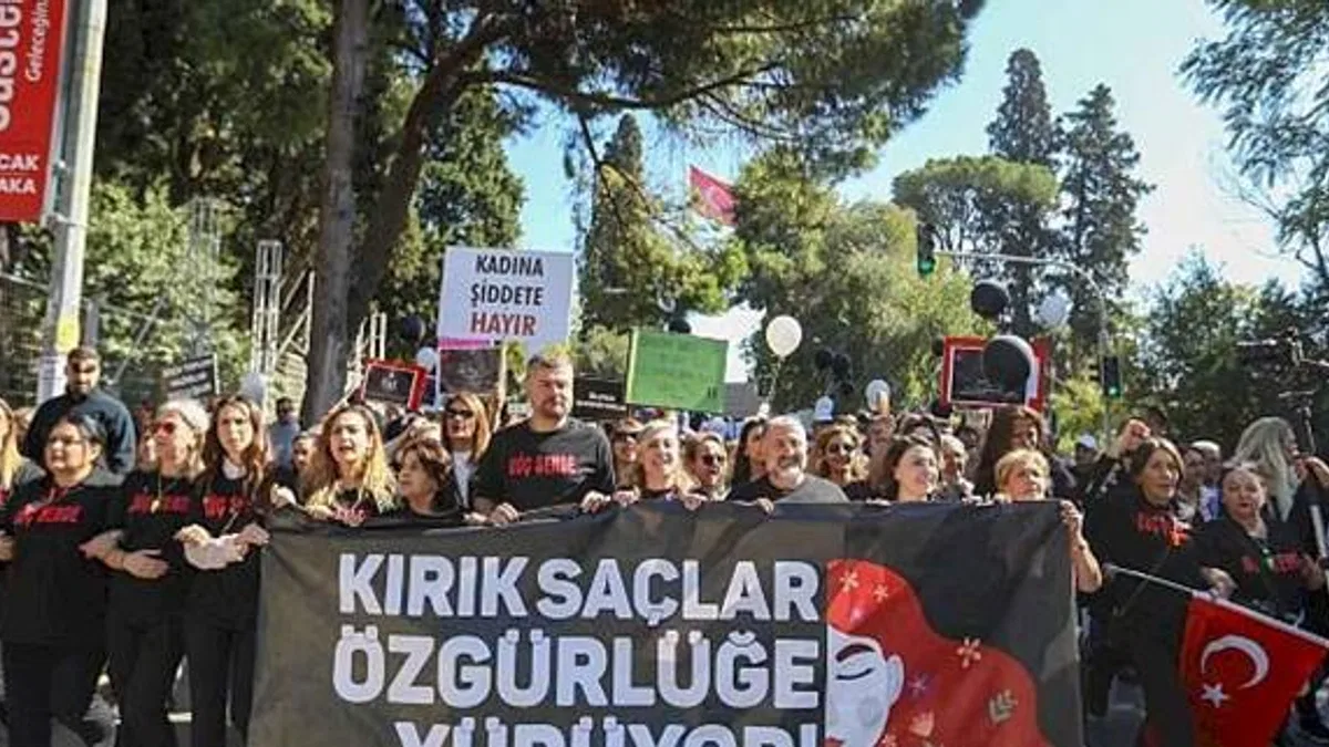Kırık saçlar özgürlüğe Buca'da yürüdü
