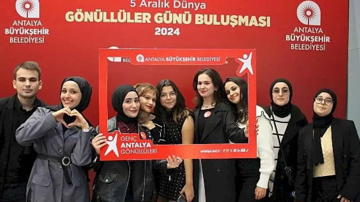 Antalya Büyükşehir Gönüllüler Günü'nü gençlerle kutladı