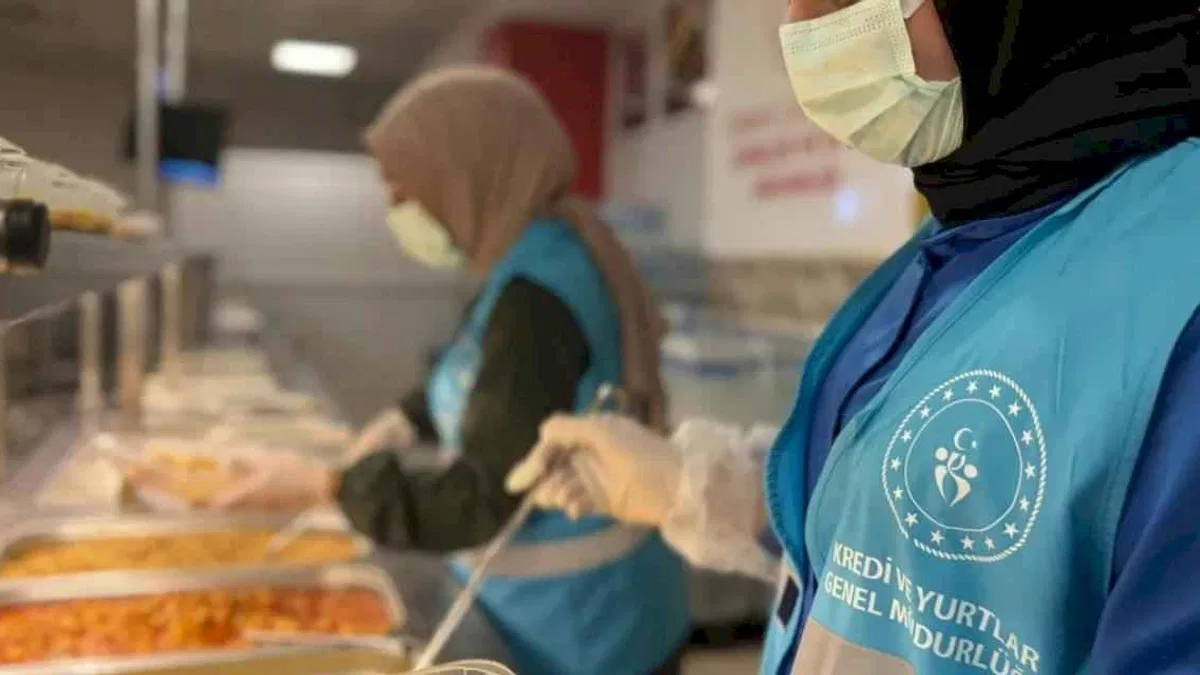 Gönüllü gençler 'Komşum'la 7 milyon porsiyon yemek ulaştırıldı