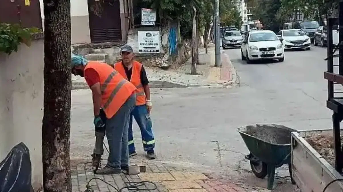 Osmangazi Belediyesi, Kükürtlü Caddesi'ndeki yıpranan trafik levhaları ve uyarı işaretlerini yeniledi.