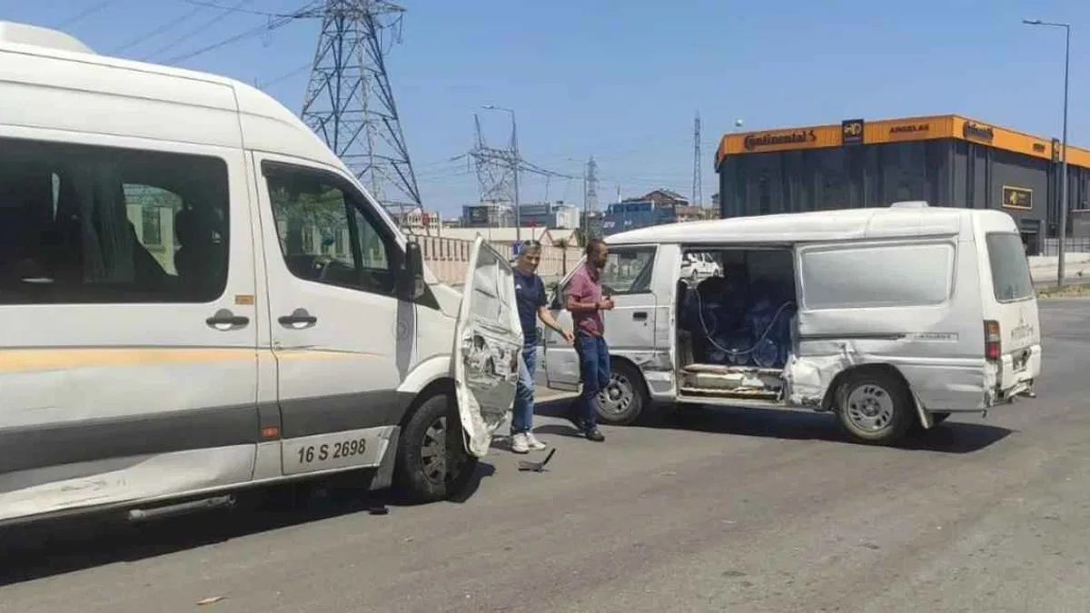 Bursa’da trafik kazası güldürdü! Kapısını arayan şoför, servis minibüsünde buldu