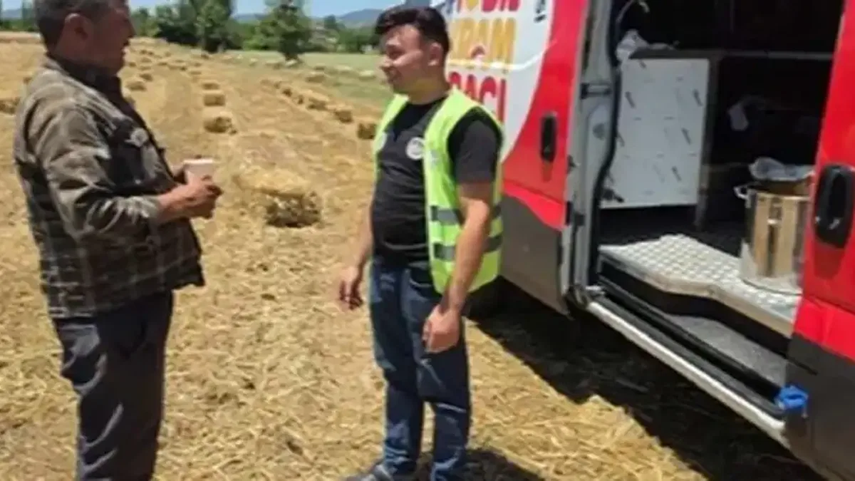 Denizli'de tarlalara soğuk su ve limonata desteği