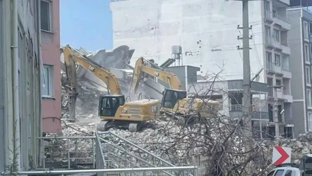 Hatay'da riskli binaların yıkımı devam ediyor