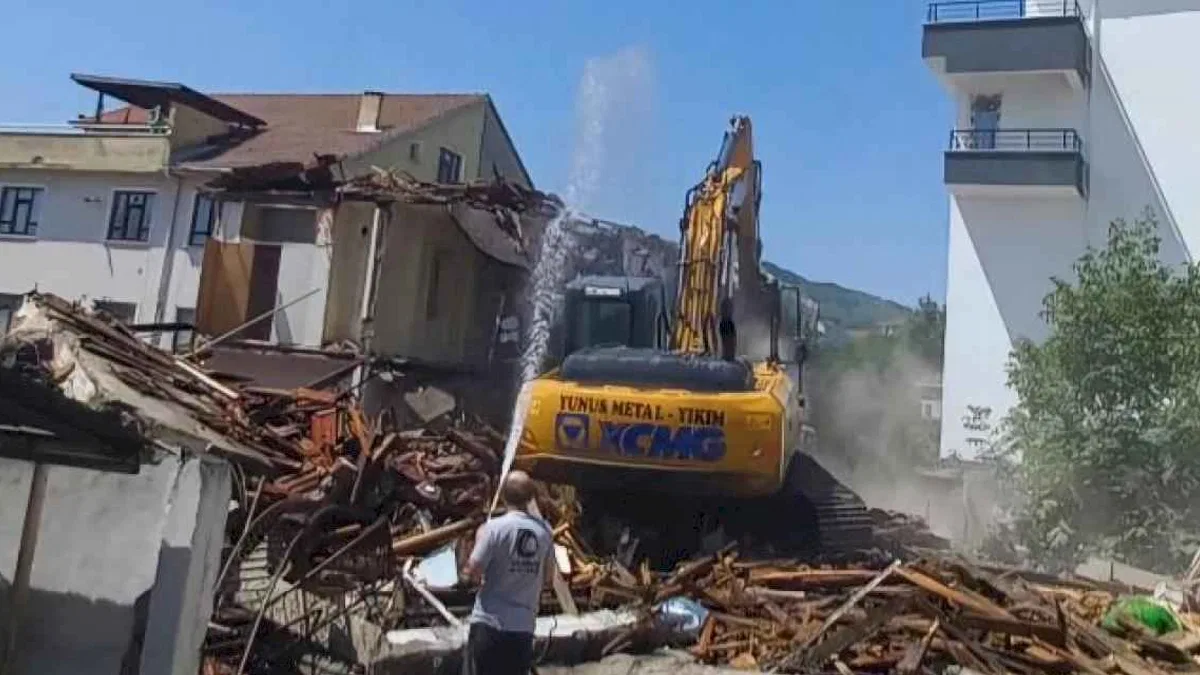 Gölcük'te metruk binaların yıkımı sürüyor