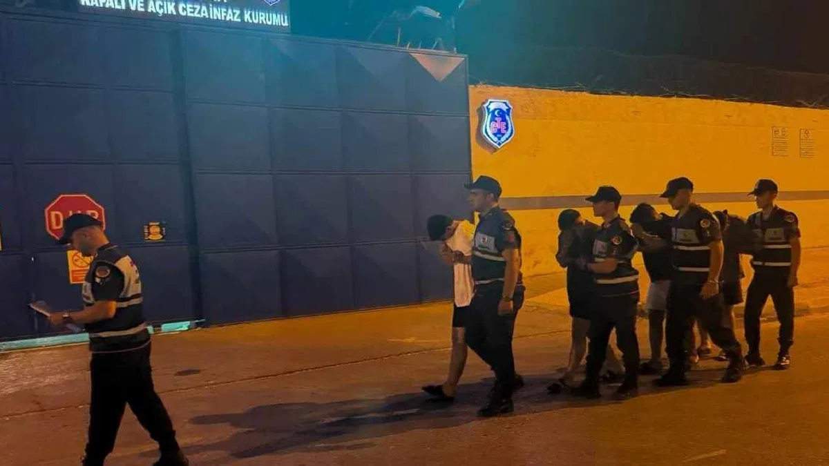 Mersin'de polise mukavemete 4 tutuklama