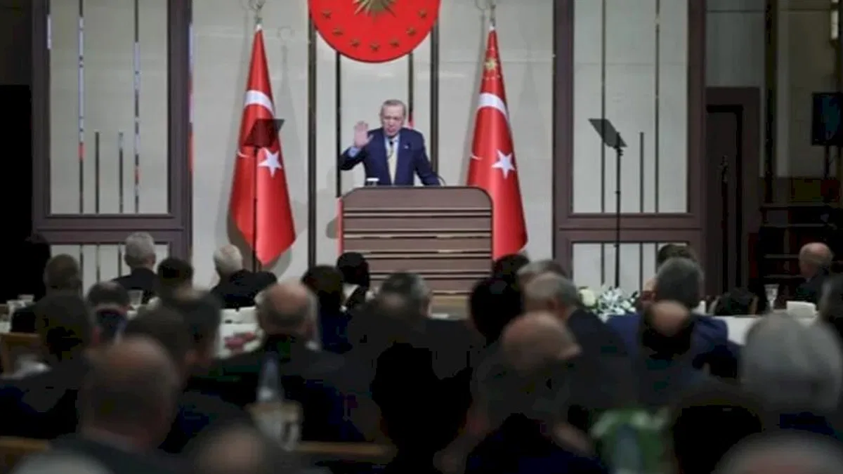 Erdoğan esnafla iftarda buluştu: Bölgesel türbülanstan başarıyla çıkacağız