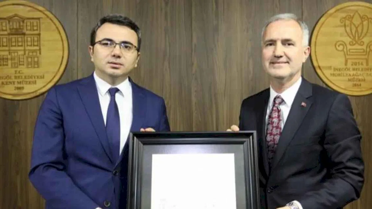 Başkan Alper Taban mazbatasını aldı