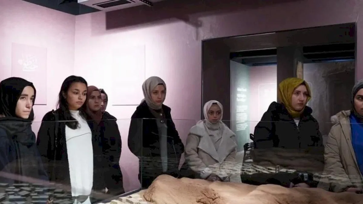 Lima öğrencileri Taş Bina’daki Siyer Sergisi’ni ziyaret etti