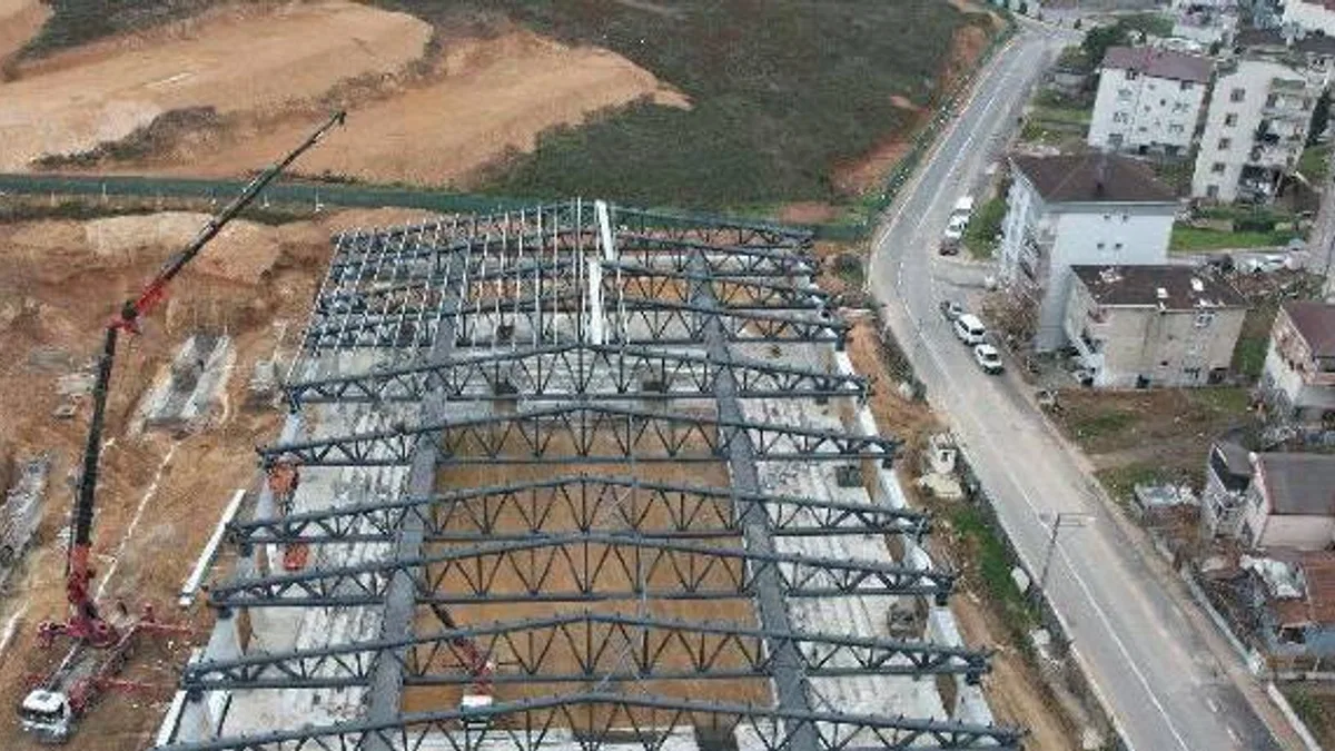 Çayırova'da yeni salonun çatı makasları tamam