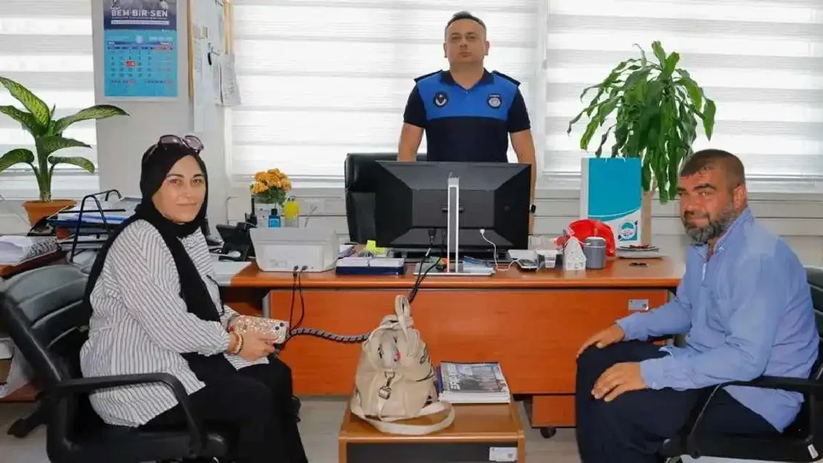 Kayseri zabıtası kayıp cüzdanı sahibine teslim etti