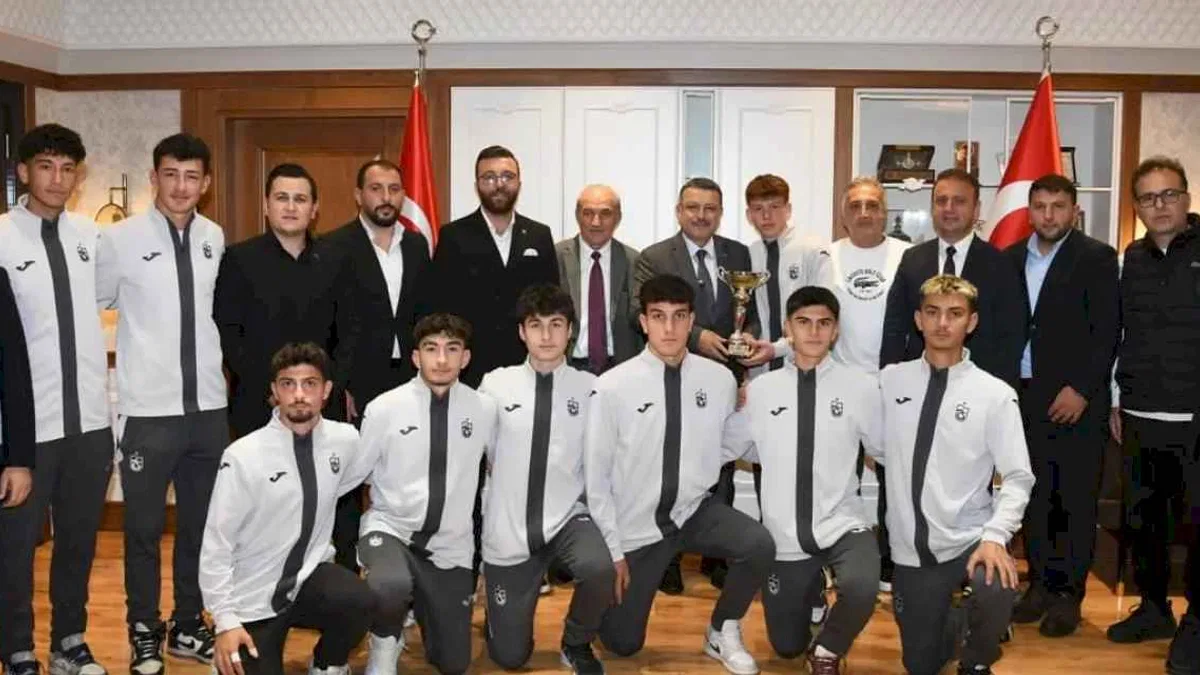 Başkan Genç’ten şampiyon öğrencilere tebrik