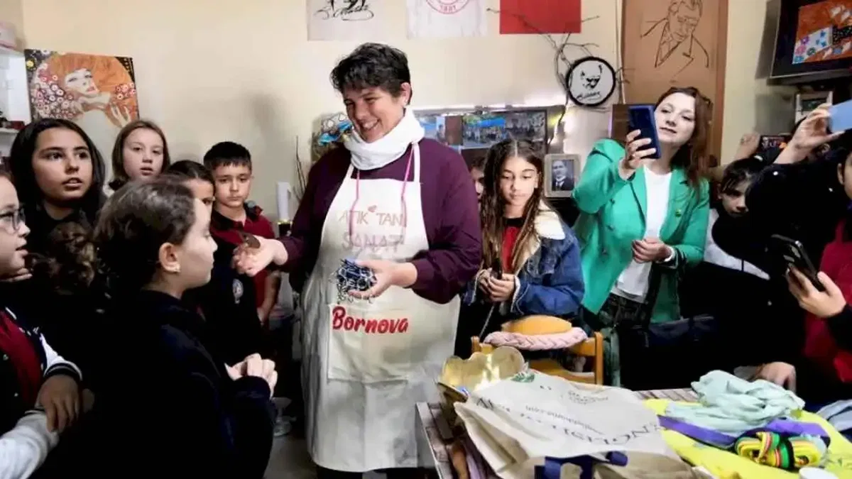 Bornova’da gençlere geri dönüşüm eğitimi