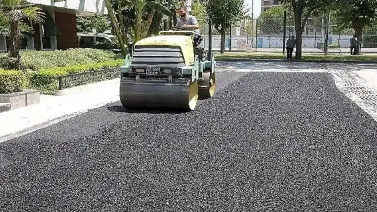 Bayraklı'da asfaltlama çalışmaları sürüyor