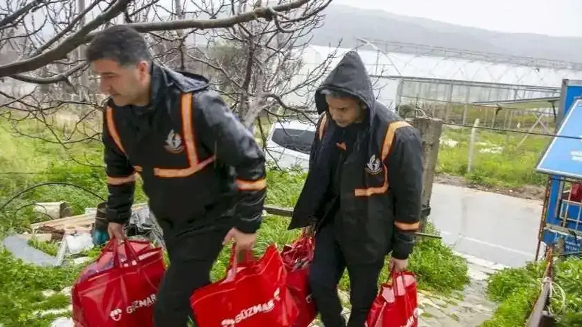 İzmir Güzelbahçe'de 350 aileye 3 milyonluk Ramazan desteği
