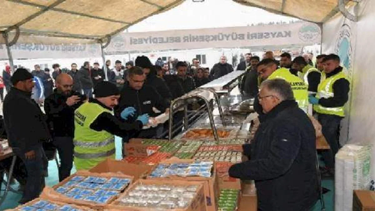 Kayseri Büyükşehir'den depremzedelere mobil mutfak