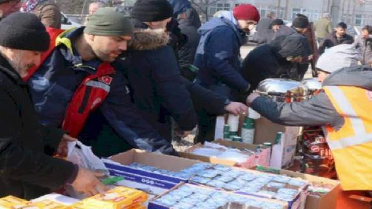TBMM personeli Kahramanmaraş'ta sıcak yemek veriyor