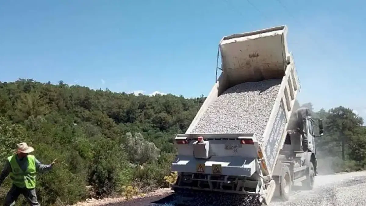 Muğla Büyükşehir Belediyesi 2024 yol programı kapsamında 10 ilçede 184 bin metre yol çalışmasını tamamladı.