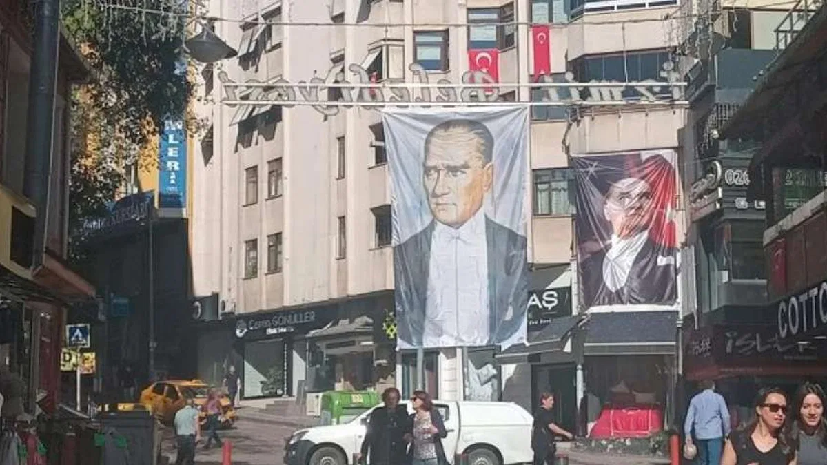 İzmit Fethiye Caddesi Atatürk fotoğraflarıyla donatıldı