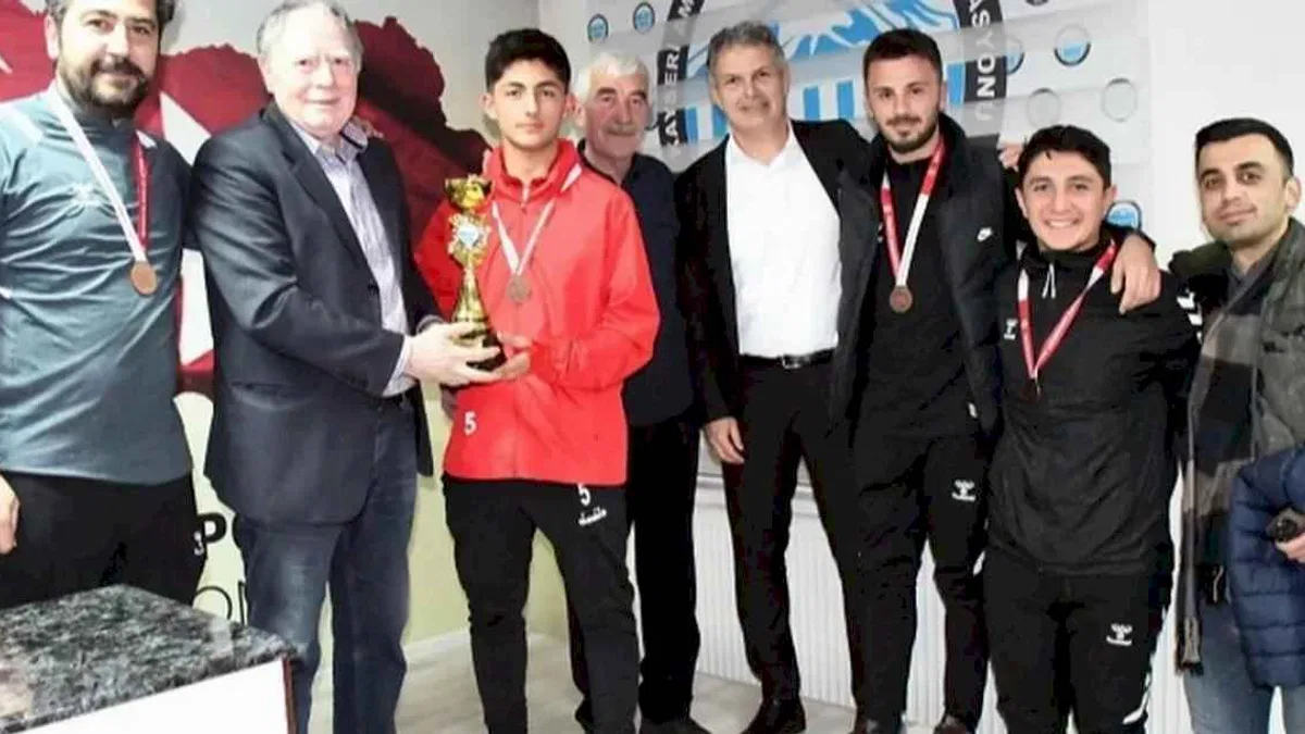 Kayseri Talas Belediyespor'un gençleri şampiyonluğu yakaladı
