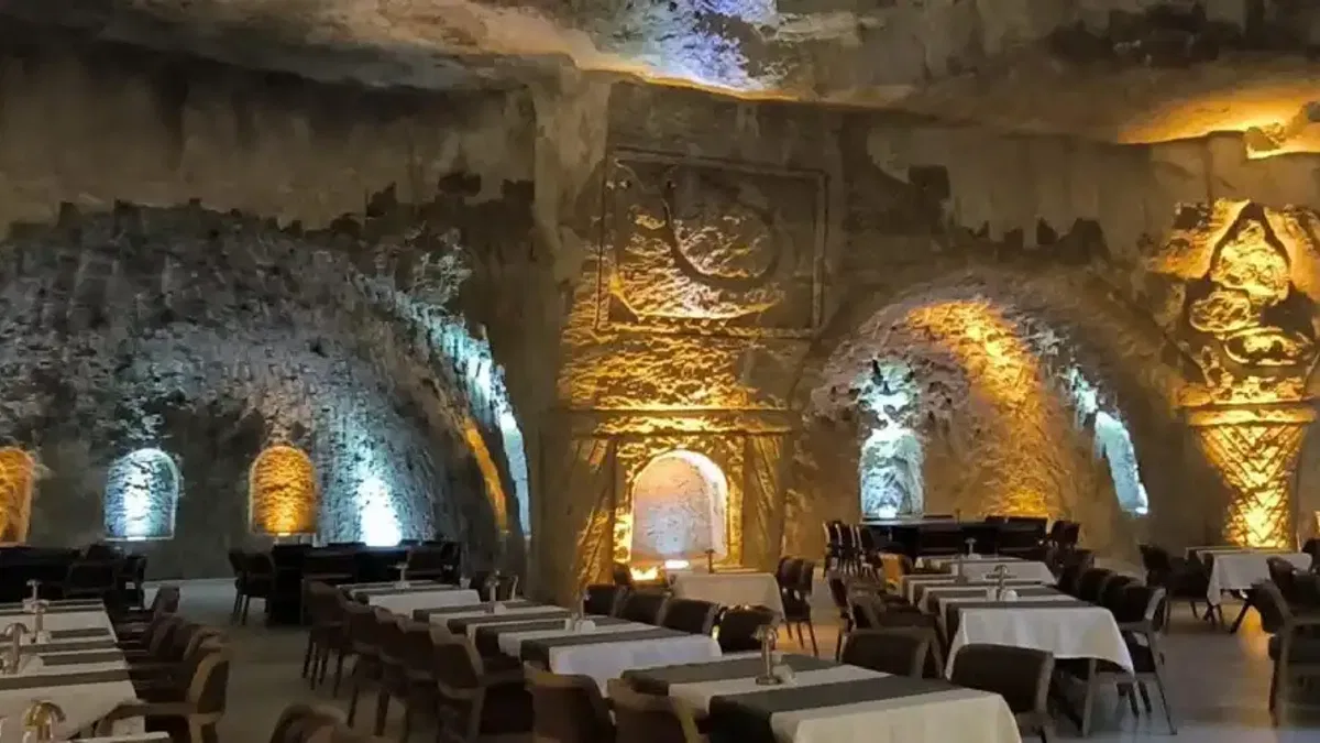 Mardin'de 15 yıllık emek: Kayaları oyup 400 kişilik dev mağara restaurant açtı!