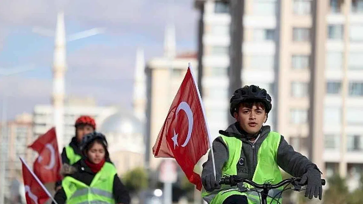 Konya Büyükşehir'in "Güvenli Okul Yolları Projesi"nde 29 Ekim Coşkusu