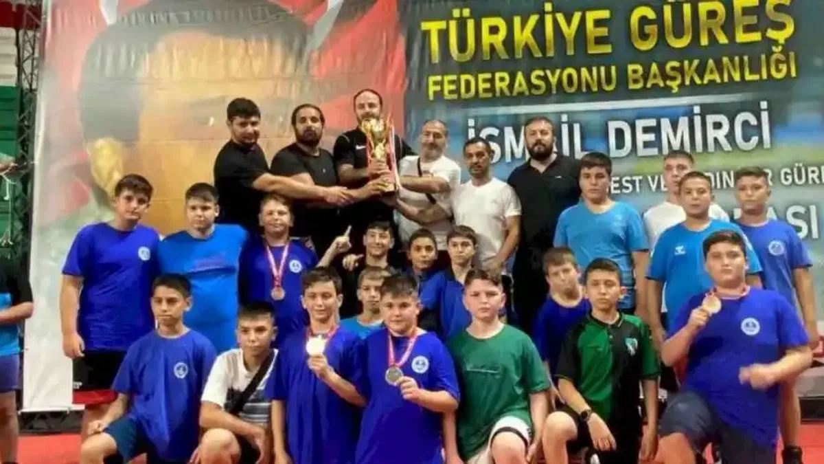 Kağıtspor’dan şampiyonluklarla dolu bir yıl