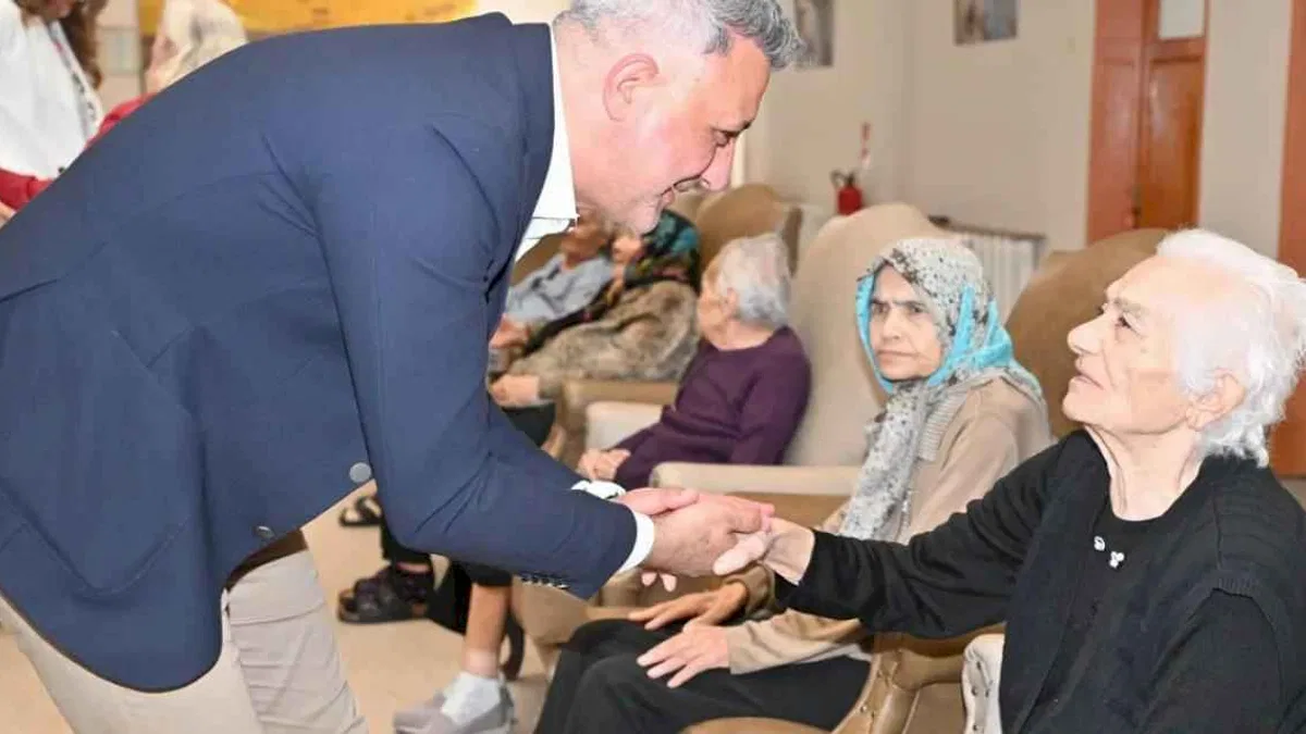 Manisa Büyükşehir'den huzurevi sakinlerine bayram ziyareti