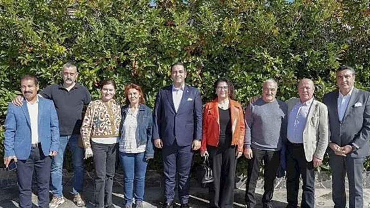 Narlidere Belediye Başkanı Erman Uzun, Muhtarlar Günü'nü kutladı.