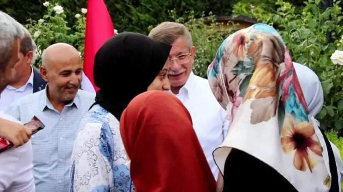 Davutoğlu, Konya'da partililerle bayramlaştı