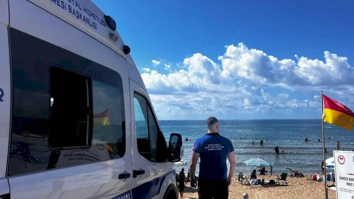 Kocaeli'den sahillere sağlık kalkanı... 'Nakil Ambulans' ekibi sahil nöbetinde