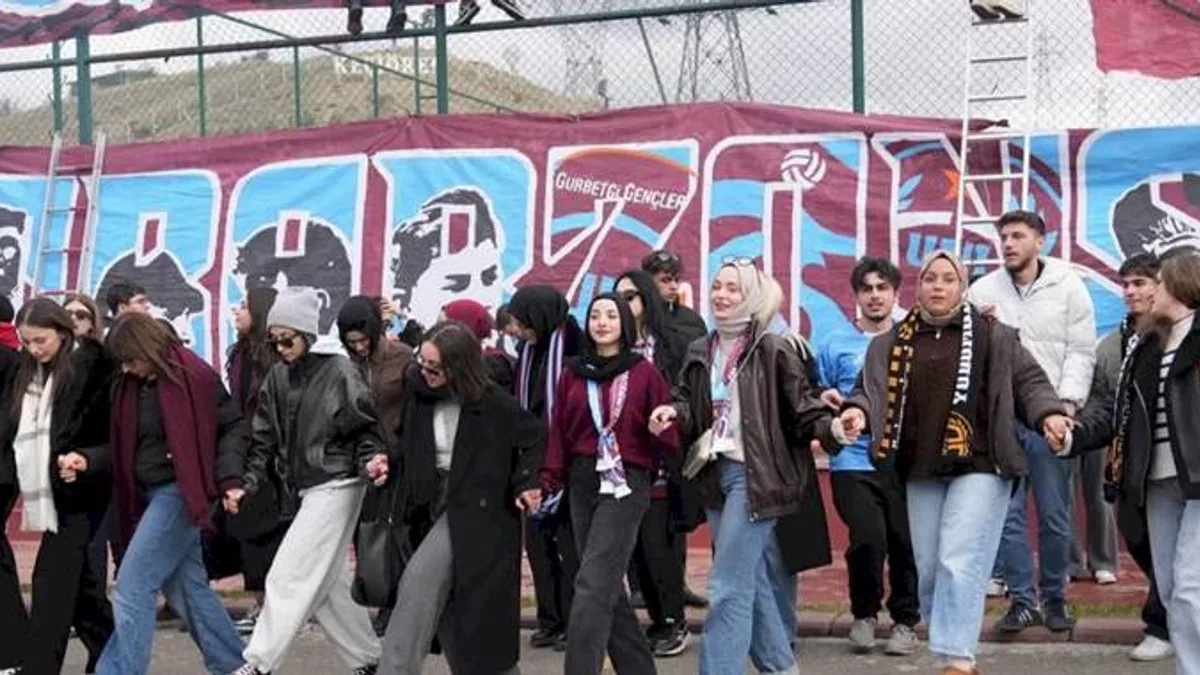 Keçiören’de üniversiteli Trabzonsporlulardan coşkulu horon festivali