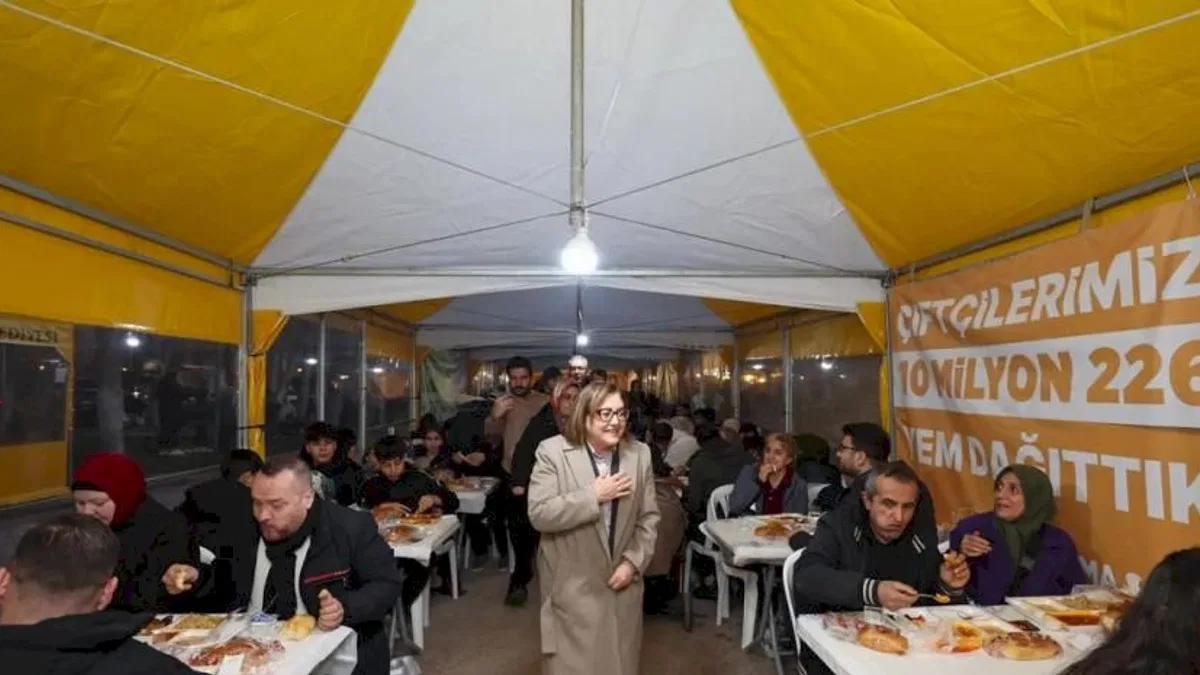 Gaziantep'te Ramazan Sokağı gönül sofrasına dönüştü