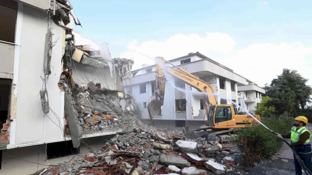 Bakırköy'de riskli binalar güvenli hale geliyor... 5 binada yıkım başladı