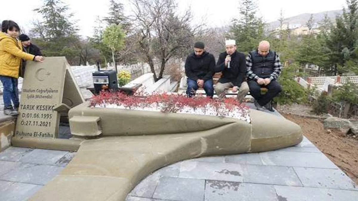 Baykar uçak mühendisi Tarık Kesekci kabri başında anıldı