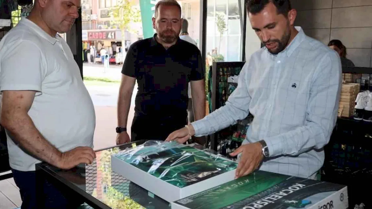 Kocaelispor sevgisi şehrin meydanlarında yaşanıyor