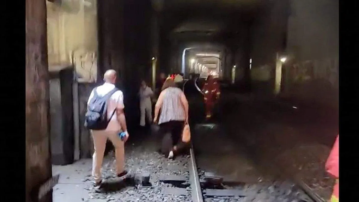 Fransa'da tren seferleri aksayınca yolcular uzun süre tünellerde mahsur kaldı