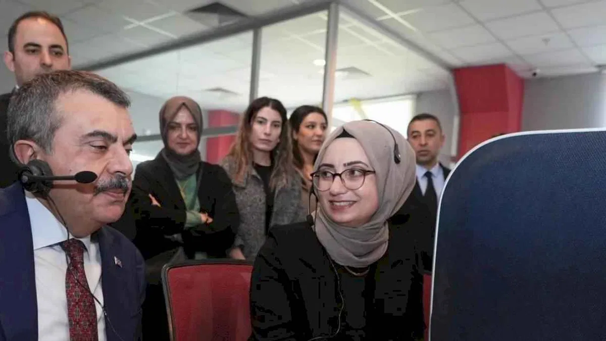 Bakan Tekin Van'da MEBİM'de çağrı yanıtladı