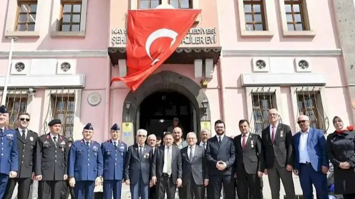 Memduh Büyükkılıç Çanakkale şehitlerini andı