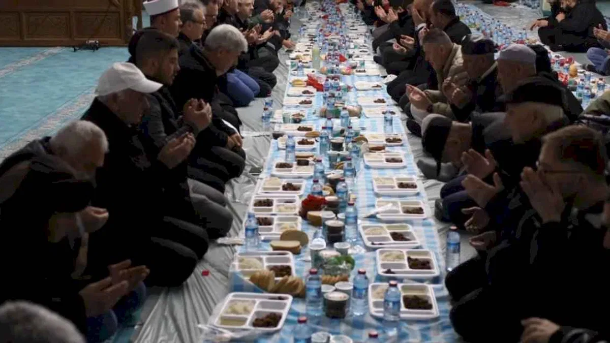Kocaeli Büyükşehir’in iftar sofrası bu kez Balkanlarda kuruldu