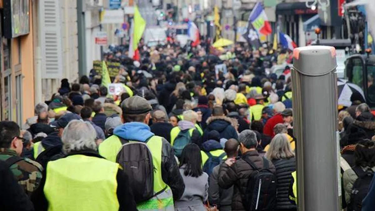 Paris’te sarı yelekliler 4. yılında da sokağa indi