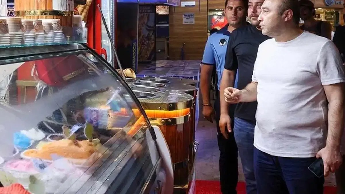 Antalya zabıtasından kaldırım işgallerine sıkı denetim
