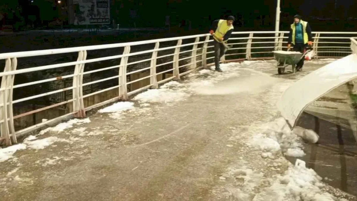Kocaeli'nde üst geçitlere buzlanma müdahalesi