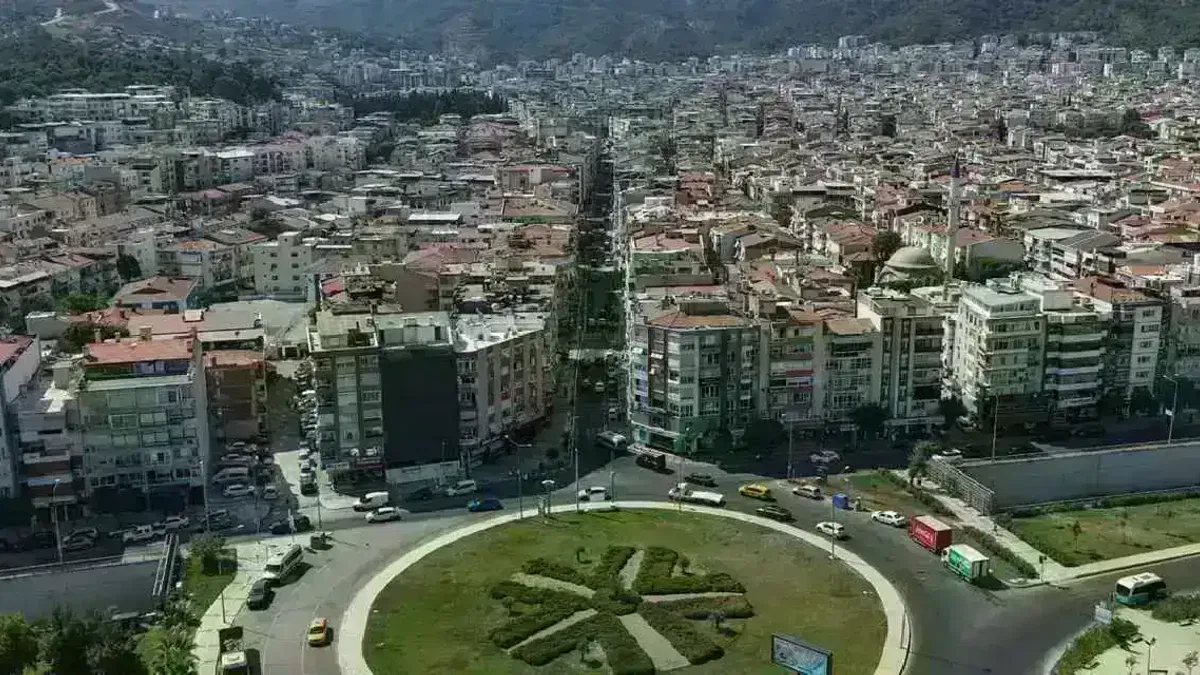 İzmir Balçova’nın caddeleri 'çiçek gibi' oldu