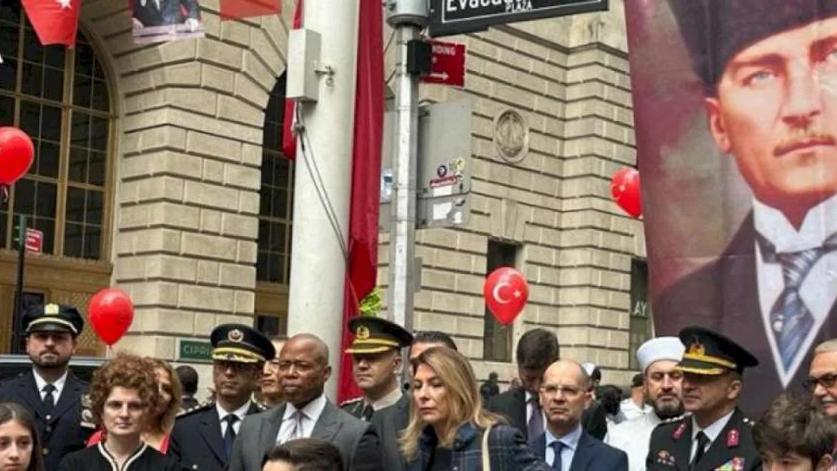 Wall Street’te Türk Bayrağı göndere çekildi