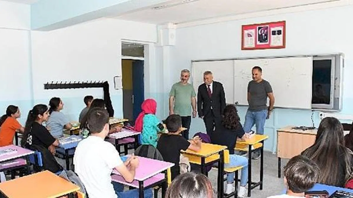 Başkan Tekin, okulun ilk günü öğrencileri yalnız bırakmadı