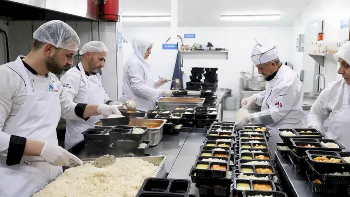 Sakarya’da yüzlere tebessüm olan en lezzetli yemekler bu kazanda pişiyor